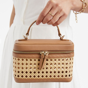 Borsa a scatola in rattan intrecciato stile bohémien, con finiture in pelle vegana color tan, essenziale per le vacanze estive - Product Image 5