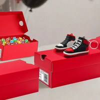 B768 rouge petite Mini Sneaker coffrets cadeaux papier ondulé étiquettes modifiables fêtes sport thème bonbons biscuits boîtes à chaussures en gros