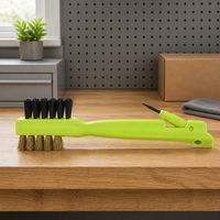 Brosse de nettoyage double face vert lime avec fil de laiton et poils rigides, grattoir intégré pour le nettoyage des joints et des carreaux