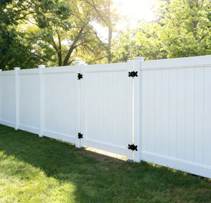 Valla Elegante Multiusos para Caballos, 3 Rieles, 4.5 Pies de Altura, Ecológica, de PVC Certificado, para Jardín, Piscina, Casa de Mascotas - Product Image 1