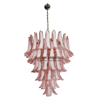 Lustre médiéval français, suspension en verre de Murano fait main à pétales superposés décalés, dégradé rose-blanc, pour l'intérieur de villa duplex