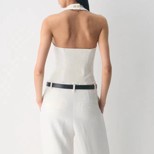 Top court élégant blanc à col halter et coupe ajustée sans manches - Tenue minimaliste pour le bureau et les soirées - Product Image 4
