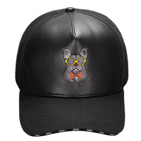 2025 Casquettes de baseball en cuir brodées pour hommes avec logo personnalisé 5 panneaux par cadre Casquettes de sport en cuir PU Chapeaux Casquettes de baseball Snapback