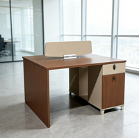 Bureau de travail et poste informatique contemporains, mobilier de bureau, ensemble bureau et chaise pour employés