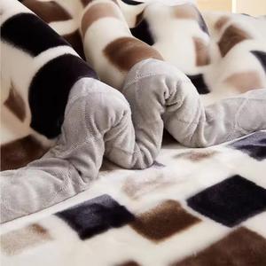 Manta de Lujo Cómoda Tamaño King, Estilo Europeo y Americano, Tejida con Patrón Floral de Poliéster Coreano, para Otoño/Invierno, Venta al por Mayor - Product Image 5