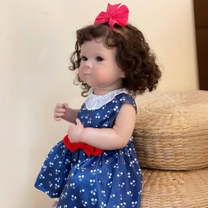 Muñeca Reborn OtardDolls de 40 cm, muñeca realista de vinilo suave con pelo rizado y vestido con lazo. - Product Image 2