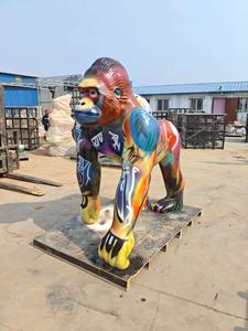 Statua di Gorilla in Resina FRP Personalizzata di Alta Qualità, Scultura Animale in Stile Moderno per Aziende, Gorilla Graffiti per Decorazioni Esterne - Product Image 4