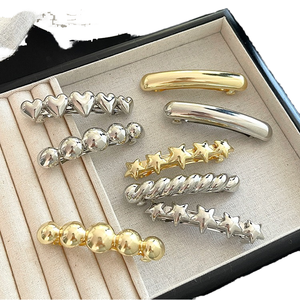 Pince à cheveux en métal de géométrie plaquée or de luxe pour femmes - Product Image 1