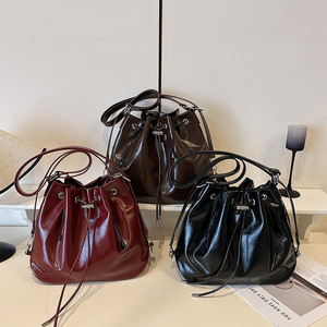 Sac à bandoulière de style classique en gros, fermeture à cordon, sac à bandoulière en cuir PU, sac seau, grande capacité pour femmes - Product Image 1