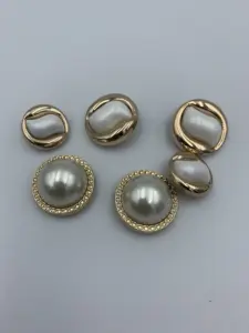 Botón de aleación de diamantes de imitación con perlas para prendas de moda