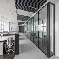Poste de travail pliable personnalisable avec cadre en aluminium, design moderne, cloisons de bureau en verre intelligent pour écoles et gymnases