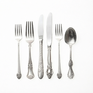 Ensemble de couverts élégants de style royal rétro avec design baroque vintage, finition miroir argenté, passe au lave-vaisselle, idéal pour les mariages, les restaurants et les dîners. - Product Image 1