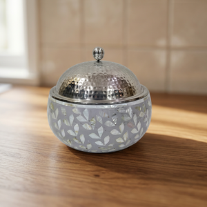 Casserole ronde moderne en métal avec couvercle en acier inoxydable poli, design durable - Product Image 3