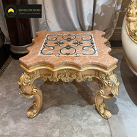 Table basse en marbre rose haut de gamme, pieds sculptés plaqués or, style baroque premium, pièce maîtresse