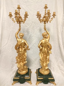 Une paire de chandeliers à 6 bras de style rococo, <span class=keywords><strong>en</strong></span> laiton ornementé et marbre noir/rouge/vert, avec des statues figurées de la déesse de la Lumière <span class=keywords><strong>en</strong></span> or 24 carats. - Product Image 2