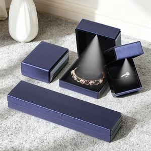 Boîte à bijoux carrée élégante EVERWIN avec éclairage LED, boîte à bagues, étui de rangement pour pendentifs et colliers, pour l'emballage de bijoux - Product Image 3
