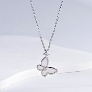 Collier pendentif en argent sterling 925 plaqué or 18 carats, motif coquille, délicat, pour femme, avec gravure papillon. - Product Image 1