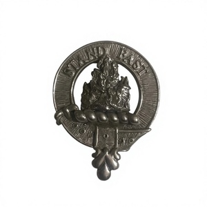 Este es un emblema del clan Grant en estaño. Presenta el lema del clan, "Stand Fast", y el escudo de una montaña en llamas. - Product Image 1