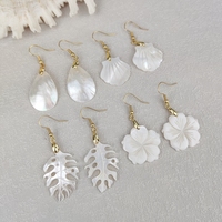 Boucles d'oreilles pendantes en nacre noire naturelle et coquille blanche, motif colombe et fleur, plaquées or classique, forme goutte d'eau, très vendues