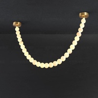 Modèle de salle d'exposition de café et de bar de créateur avec fenêtre à hauteur réglable Lustre en albâtre Magasin de vêtements Collier de perles