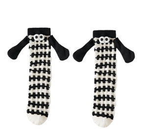 मजेदार कार्टून आंखों चुंबकीय जोड़े मोजे-यूनिसेक्स काले और सफेद रंग-ब्लॉक मध्य-बछड़े के मोजे रचनात्मक हाथ पकड़ डिजाइन के साथ - Product Image 4