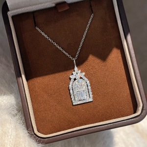 Collana con ciondolo a forma di casa in argento placcato con zirconi cubici, charm floreale sulla parte superiore, catena sottile e delicata, gioiello da donna per l'uso quotidiano. - Product Image 2