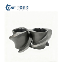 Extrudeuse à double vis à pas court avec sections de barrière et de mélange pour plastiques techniques, éléments de vis à fente