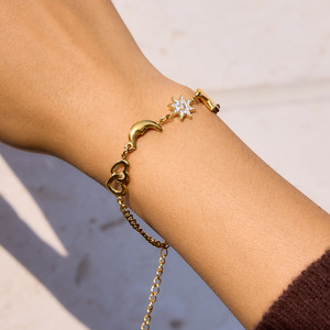 Bracelet à breloques tendance plaqué or avec pendentifs étoile, lune et cœur en alliage de zinc – Bijou cadeau pour femme - Product Image 2