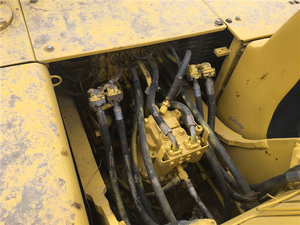 Chariot d'excavatrice Komatsu PC200 d'occasion robuste avec boîte de vitesses PLC, moteur et moteur Cummins - Poids opérationnel de 29 tonnes - Product Image 6