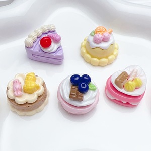 Adorno de Resina con Forma de Pastel 3D con Temática de Comida de Dibujos Animados para Decoración del Hogar - Product Image 2