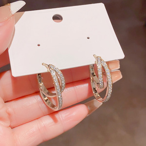 Pendientes de aro de doble capa con micro pavé de moissanita VVS GRA, modernos y sencillos, de cobre con relleno de oro de 14K, joyería duradera para mujer. - Product Image 2