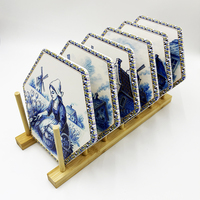 Sous-verres hexagonaux en céramique bleu Delft avec motif moulin à vent hollandais et artisanat - Ensemble de 6 avec support en bambou
