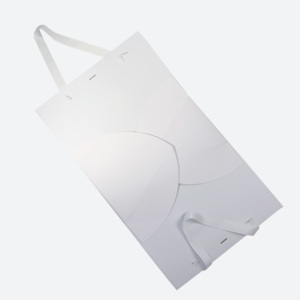 Sac cadeau triangulaire de luxe en carton recyclable avec ruban et poignée, personnalisable, en gros - Product Image 5