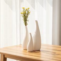Ensemble de 3 vases en céramique blanche minimaliste moderne pour le bureau, le mariage ou la décoration de la salle, ornement de table en porcelaine pour les fleurs fraîches, bouteille