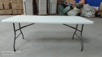 Table de banquet pliable de 6 pieds avec plateau en HDPE massif et pieds en métal pour les fêtes, la restauration, les hôtels et l'extérieur