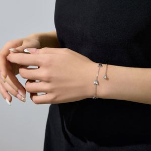 Bracelet pour femme Dylam Dainty Design, chaîne à maillons en argent 925 plaqué rhodium, surface brillante, pendentifs multiples en forme de papillons. - Product Image 2