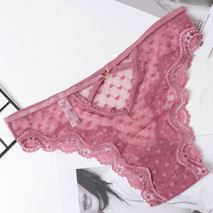 Culottes sexy pour femmes en dentelle ajourée avec broderie en forme de cœur, transparentes en maille, sexy - Product Image 4