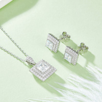 Ensemble de bijoux NOVA en argent sterling 925 plaqué rhodium, bague, boucles d'oreilles et collier avec moissanite taille princesse 1 carat