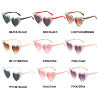 Lunettes de soleil en forme de cœur avec perles pour femmes, lunettes à strass, lunettes de mariée, accessoires uniques pour enterrement de vie de jeune fille, mariage