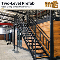Maison conteneur à double aile de 30 pieds avec terrasse privée, cadre noir, entrée coulissante en verre, escalier en acier industriel, résistant au vent