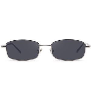 Nuovi Occhiali da Sole con Montatura Quadrata in Metallo, Design alla Moda in Oro e Grigio - Product Image 3