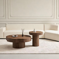 Ensemble de tables basses gigognes modernes en bois organique avec finition placage bois, mobilier contemporain pour salon