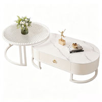 Ensemble de tables basses modernes de style crème avec plateau rond en pierre, tables gigognes de luxe, design décoratif combiné pour salon domestique