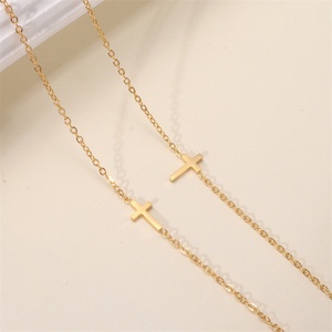 Collar de Cadena con Cruz Minimalista Religiosa, Joyería de Fe, Regalo para Mujer, Chapado en Oro de 18k, Gargantilla con Cruz Pequeña y Delicada - Product Image 3