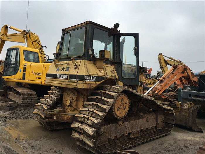 中古キャタピラー D4H ブルドーザー 2.8m3 バケット容量 2011年モデル