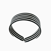 Serre-tête classique rayé à bord large en acétate fait main, au design épuré et antidérapant pour maintenir les cheveux fermement en place