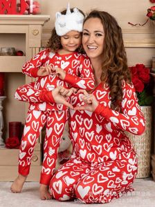 Vendita calda di san valentino madre <span class=keywords><strong>e</strong></span> figlia abbinate abiti con stampa a cuore rosa manica lunga pigiama da donna mamma <span class=keywords><strong>e</strong></span> pigiama - Product Image 6