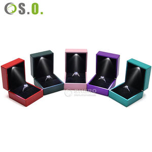 Caja de Joyería con Luz LED de Alta Calidad con Patrón Cuadrado para Anillos de Boda, Collares, Colgantes, Pulseras, Empaque - Product Image 3