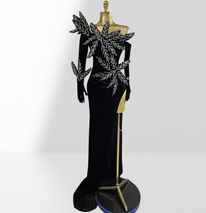 Abito da sera moderno in velluto nero per performance, nuovo modello transfrontaliero per sito indipendente, con spalle scoperte e dettagli tridimensionali a vita impero - Product Image 6