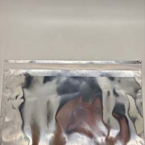 Bolsa de Envío Plateada Brillante con Logotipo Personalizado para Ropa, Bolsa de Correo Metálica en Tamaños S, M, L para Sudaderas, Bolsa de Polietileno de Aluminio - Product Image 5